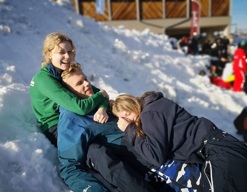 Elever på ski efterskole der krammer i sneen